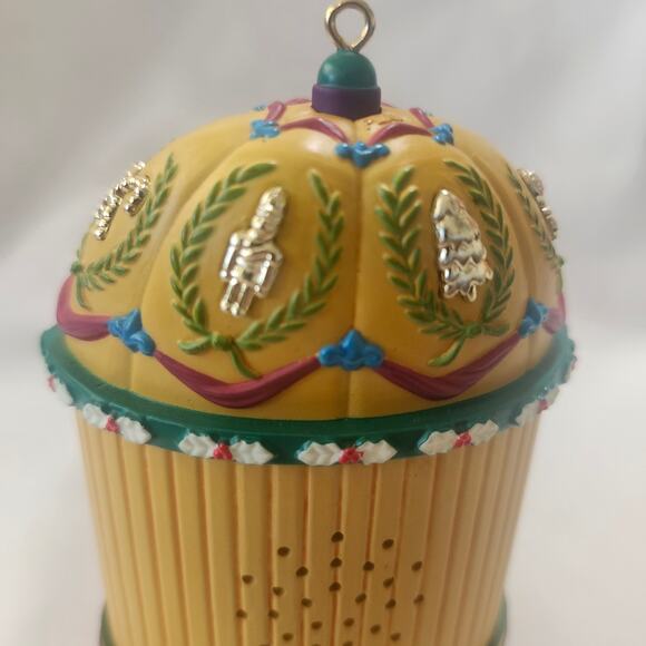 Nutcracker Battles Mouse King Musical Ornament AGC 2001 Carlton Cards HB - Picture 7 of 9